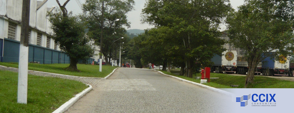 Área de movimentação de carretas e caminhões.